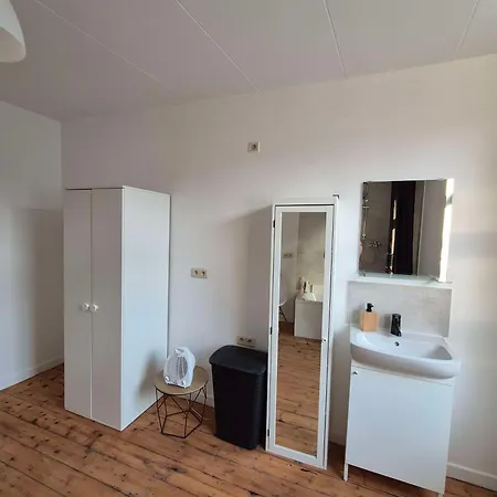 Petit Studio Dans La Rue Du Chateau Habitación en casa particular *