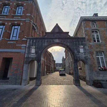 Petit Dans La Rue Du Chateau *